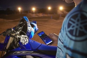 YZ450F Team Yamaha Blue with rider using the app control - closeup}