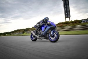 YZF-R1 Action 4