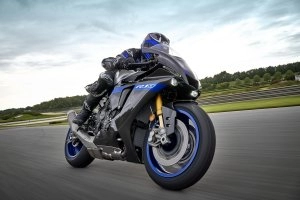 YZF-R1M Action 4