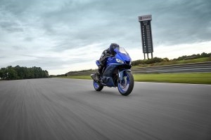YZF-R3 Action 12