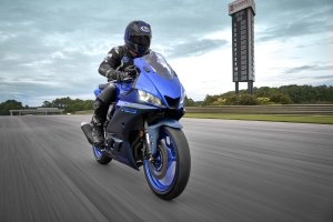 YZF-R3 Action 11
