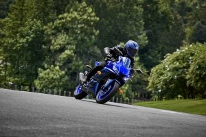 YZF-R3 Action 4
